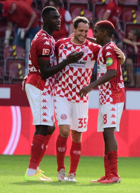 Moussa Niakhaté (l.) und Leandro Barreiro freuten sich mit Stephan Fürstner über den Sieg gegen RB Leipzig und den Einsatz des Routiniers.