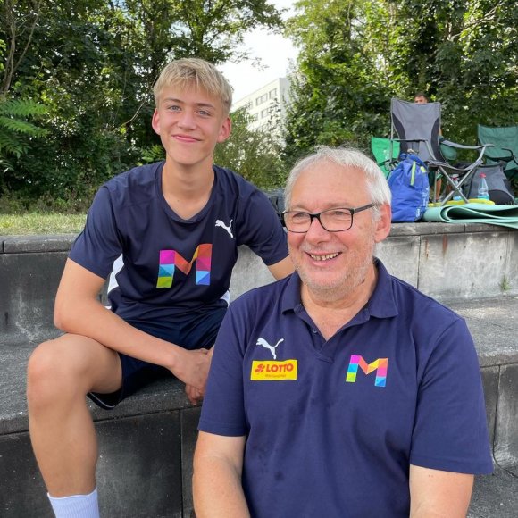 Strahlen um die Wette: 1,90-Springer Johannes Böcher und Hochsprungtrainer Helmut Hurst.