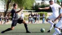 Kapitänsduell mit klarem Ergebnis: In der vergangenen Saison ging das Duell zwischen dem VfB Bodenheim (r. Calvin Faßnacht) gegen Fontana Finthen (l. Sebastian Kühn) mit 3:0 an die Gastgeber.