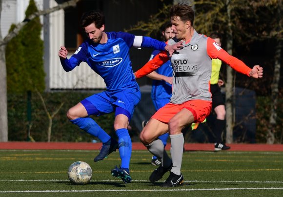 Konstantin Fring (l.) sorgte nach seiner Einwechslung für Stabilität und das erste Saisontor des TSV Schott.