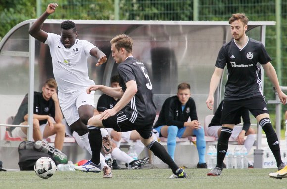 Bruce Quainoo (l.) spielte auf der rechten Seite der Bodenheimer Offensivreihe und wird hier von Till Petry angegangen.