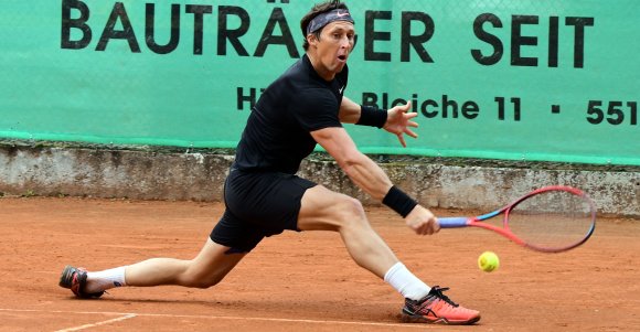 Soll keiner glauben, Ivan Nedelko hätte diesen Ball nicht mehr übers Netz bekommen. Der spätere Mainz-Open-Sieger brachte sogar derart viel Tempo hinter seinen präzisen Schlag...