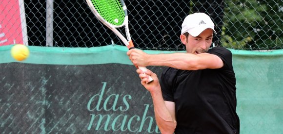 ...Luca Gerhardt durch, der sein Halbfinale mit zweimal 7:6 gegen...