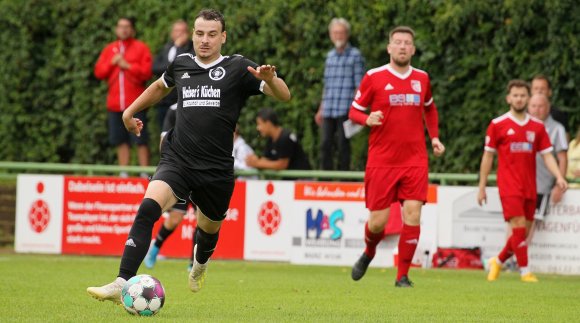 Der Nieder-Olmer Florian Müller (M.) muss sich keine Sorgen machen: Jan Gabel kann in dieser Szene den Ball zwar unbedrängt führen, ein Durchkommen gab es für die Gastgeber aber so gut wie nie.