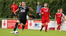 Der Nieder-Olmer Florian Müller (M.) muss sich keine Sorgen machen: Jan Gabel kann in dieser Szene den Ball zwar unbedrängt führen, ein Durchkommen gab es für die Gastgeber aber so gut wie nie.
