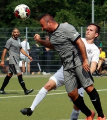 Türkgücü-Defensivmann Mustafa Özer ist hier vor David Höhndorf am Ball, einer der zu vielen verlorenen Zweikämpfe der Budenheimer im Mittelfeld.