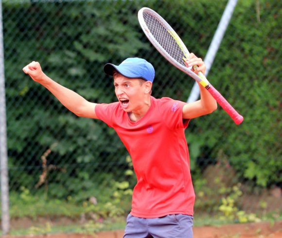 Laurenz Kersting hatte doppelten Grund zur Freude: Der TSC-Jugendliche gewann das U-14-Turnier sowie einen der Hauptpreise in der Tombola.