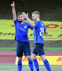 „Ich war’s“: Nils Lihsek meldet sich als Torschütze des Abends, Leon Kern winkt die Mitspieler heran…