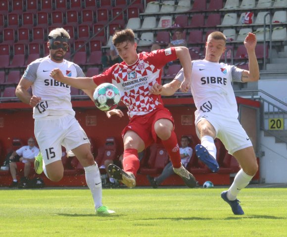 Lucas Laux donnert einen Freistoß von Timothé Rupil in dieser Szene volley ans Lattenkreuz, fast erzielt der Rechtsverteidiger bei seinem einzigen Ausflug in den gegnerischen Strafraum das 2:0.