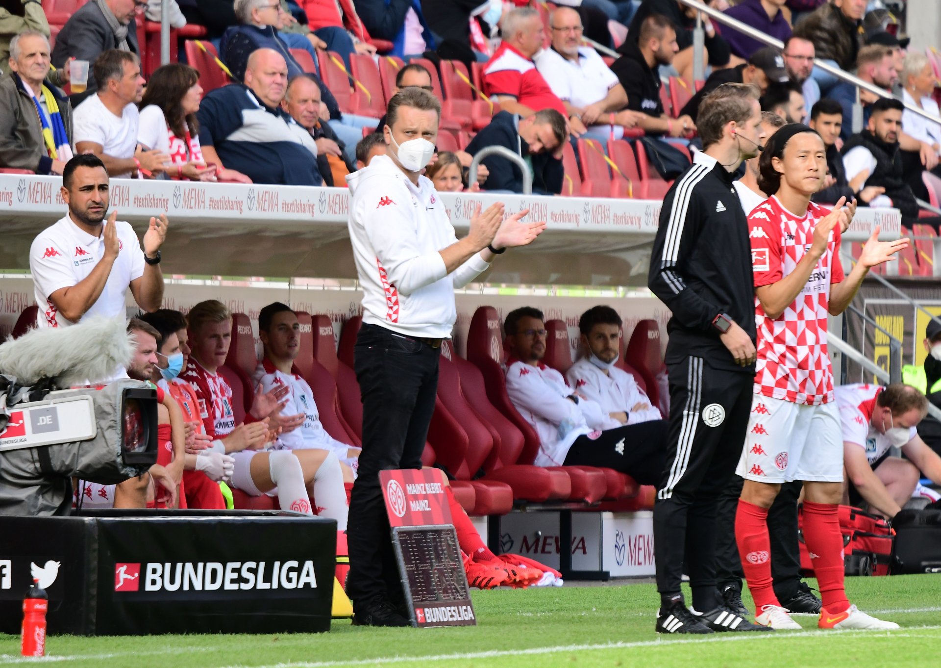 ...und wurde bei seiner Auswechslung gegen Jae-sung Lee mit viel Applaus bedacht. Auch von Kotrainer Babak Keyhanfar (l.) und Teammanager Darius Salbert.