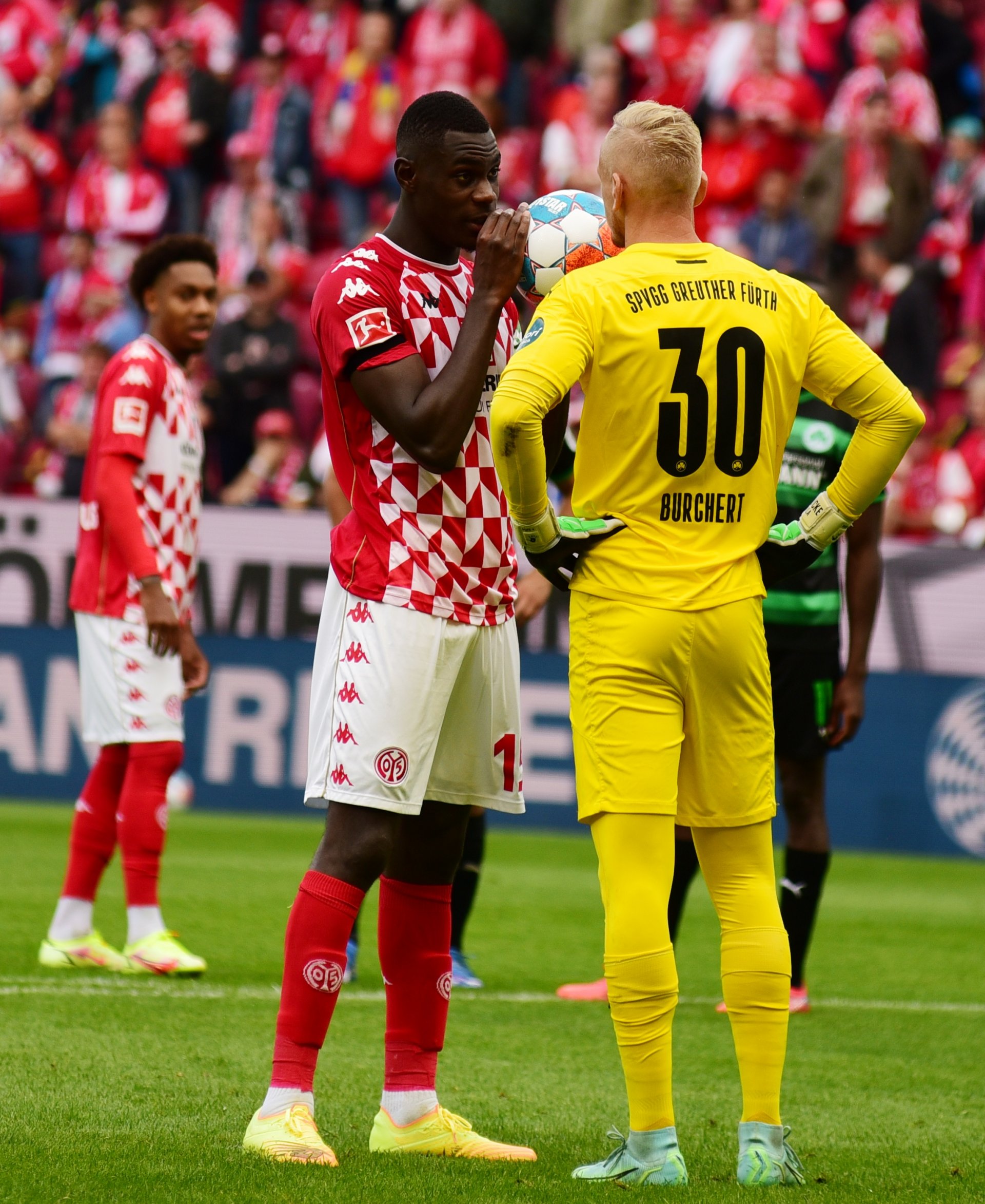 Moussa Niakhaté hätte in der 47. Minute gerne seinen nächsten Elfmeter verwandelt, das Handspiel des Fürthers Hans Sarpei wurde allerdings per Videobeweis annulliert, weil der Mainzer Kapitän in besagter Szene im Abseits gestanden hatte.