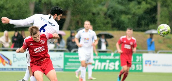 Ferhat Gündüz gewinnt dieses Kopfballduell gegen Jonah Arnolds, unterm Strich aber leisteten sich die Gonsenheimer zu viele Fehler.