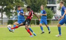 Luis Kundel Vasquez (l., im Zweikampf mit Aaron-Xavier Tshimuanga) und der TSV Schott waren Bayer Leverkusen ein gleichwertiger Gegner.