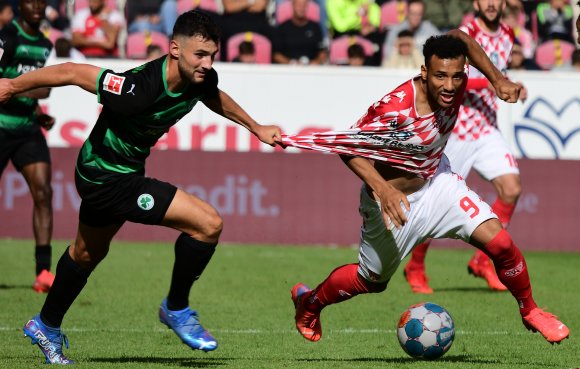 Karim Onisiwo ließ sich gegen die SpVgg Greuther Fürth auch nicht stoppen, wenn ihm der Gegner an die Wäsche wollte.