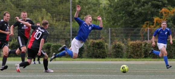 Simon Müßig und seine Essenheimer Kollegen warfen sich nicht nur in jeden Ball, manchmal flogen sie ihm auch hinterher.