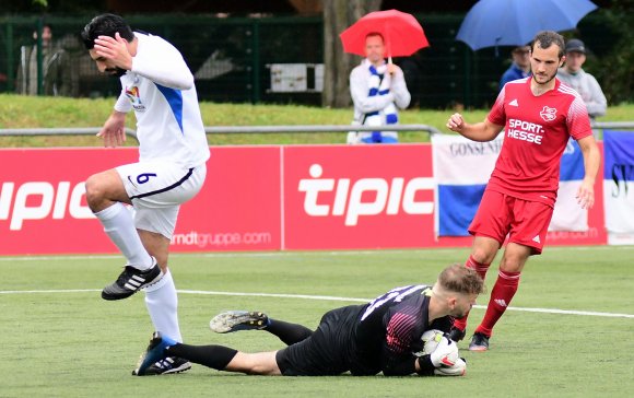 In dieser Szene gegen die Sportfreunde Eisbachtal stoppte SVG-Torwart Tobias Edinger den Westerwälder Julius Duchscherer. Später erzielte der dennoch das 2:3.