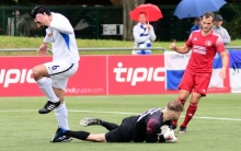 In dieser Szene gegen die Sportfreunde Eisbachtal stoppte SVG-Torwart Tobias Edinger den Westerwälder Julius Duchscherer. Später erzielte der dennoch das 2:3.