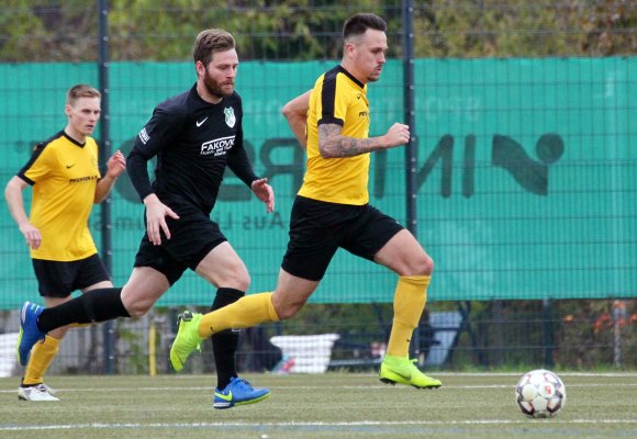 Dem Oppenheimer Spielertrainer Marco Streker (r.) geht es gegen den FSV Nieder-Olm vor allem darum, Gegentore zu verhindern.