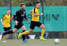 Dem Oppenheimer Spielertrainer Marco Streker (r.) geht es gegen den FSV Nieder-Olm vor allem darum, Gegentore zu verhindern.