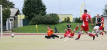 Das war der entscheidende Moment: Manuel Mayer (vorne) bekommt den Queerball und muss nur noch ins leere Tor einschieben zum 2:1-Siegtreffer.