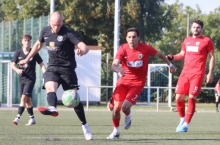 Die Gefahr im Nacken: Leon Porsch schlägt den Ball vor den beiden Toptorjägern der Landesligastaffel weg, Ali Aslan und Reda Chkifa (v. r.).