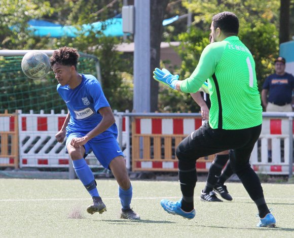Der Bretzenheimer Rakeem Bott (l.) will den Ball an Aksu-Keeper Faissal Dahhou vorbeilegen.