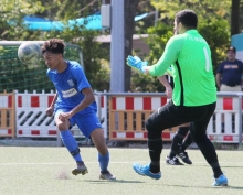Der Bretzenheimer Rakeem Bott (l.) will den Ball an Aksu-Keeper Faissal Dahhou vorbeilegen.