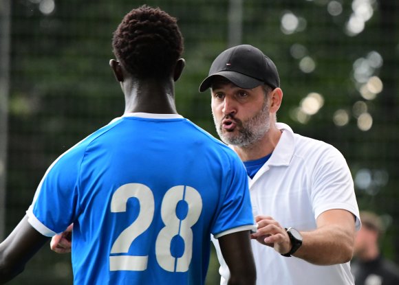 Fortuna-Trainer Milan Pavlicic, hier mit dem ein- und ausgewechselten Cristovao Djassi, war mit der Spielweise seiner Mannschaft nicht unzufrieden. Mit den Abschlüssen hingegen sehr.