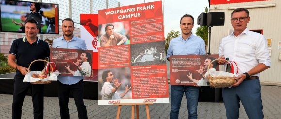 Enthüllten die Tafel für den Wolfgang-Frank-Campus: 05-Sportvorstand Christian Heidel), die Frank-Söhne Sebastian und Benjamin sowie 05-Vorsitzender Stefan Hofmann.