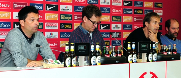Das Derby am Dienstag wird hoffentlich für mehr Begeisterung auf den Rängen sorgen als die 05-Pressekonferenz am Montag bei (v.l.) Manager Christian Heidel, Medienchef Tobias Sparwasser, Trainer Kasper Hjulmand und Teammanager Axel Schuster.