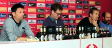 Das Derby am Dienstag wird hoffentlich für mehr Begeisterung auf den Rängen sorgen als die 05-Pressekonferenz am Montag bei (v.l.) Manager Christian Heidel, Medienchef Tobias Sparwasser, Trainer Kasper Hjulmand und Teammanager Axel Schuster.