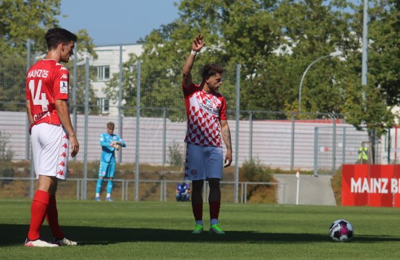 Zwei der Neuen in Gauls Team, die auch für die Standards gut sind: Felix Könighaus und Leon Petö stehen für einen Freistoß bereit. 