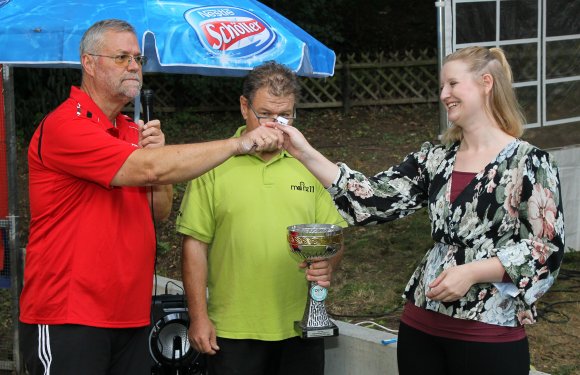 Ortsvorsteherin Christin Sauer loste unter den kritischen Blicken von MGCler Volker Missonier (M.) und DMV-Präsidiumsmitglied Robert Kullik die Gruppen aus.