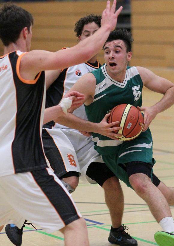 Für Spielmacher Raymond Wolf (rechts) und die DJK-Teamkollegen war das eingespielte Team des SC Bergstraße zum Saisonauftakt in der Zweiten Regionalliga nicht zu knacken.