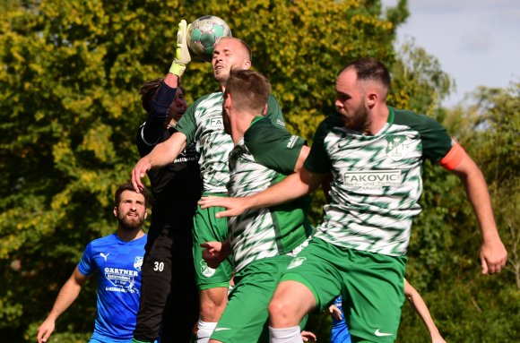 Dass Alexander Rimoldi (M.), Lucas Moser und Marc Beck (r.) sich bei eigenen Standards bemühen, Tore zu erzielen, versteht sich von selbst. In erster Linie aber sollen die drei Abwehrspieler der TuS Marienborn defensiv so stabil bleiben wie bisher.