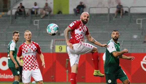 Die Bälle könnten der Hintermannschaft der Mainzer U23 (l. Niklas Tauer, Mitte Giuliano Modica) in Elversberg etwas häufiger um die Ohren fliegen als gewohnt.