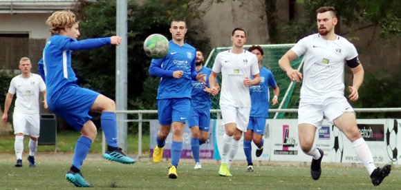 Die Pokalpleite war für den VfB Bodenheim (r. Kapitän Calvin Faßnacht) die dritte Pflichtspielniederlage am Guckenberg gegen die TSG Bretzenheim 46 (l. Luis Lüdtke) in Serie. 