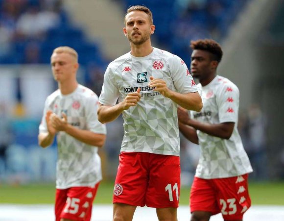 Applaus, Applaus: Sieht aus, als hätten Niklas Tauer und Anderson Lucoqui schon vor dem Spiel in Hoffenheim gewusst, wie Marcus Ingvartsens Debüt verlaufen würde.