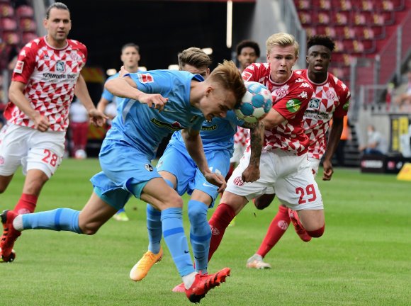 Ein Durchkommen gab es für die Angreifer nur selten, Jonathan Burkardt (2.v.r.) aber hätte nach der Pause das 1:0 machen müssen.