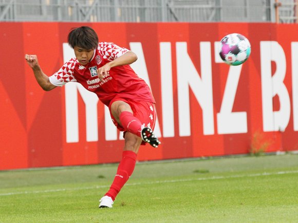 Kaito Mizuta hatte zwei der wenigen guten Abschlüsse der Mainzer U23 in Elversberg auf dem Fuß, war aber glücklos.