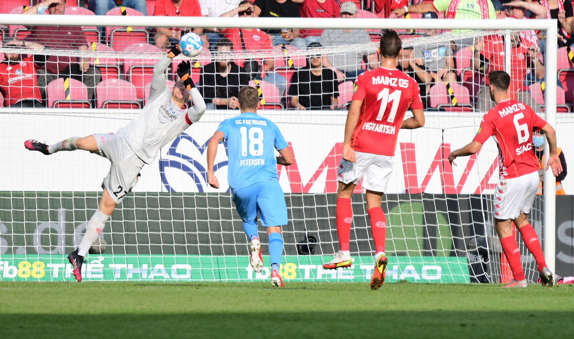 Mit dieser Parade verhinderte Robin Zentner in der Nachspielzeit eine Mainzer Niederlage. Es war die letzte Aktion des Spiels – und der Schlenzer von Vincenzo Grifo aus 16 Metern der erste Freiburger Schuss aufs Tor.