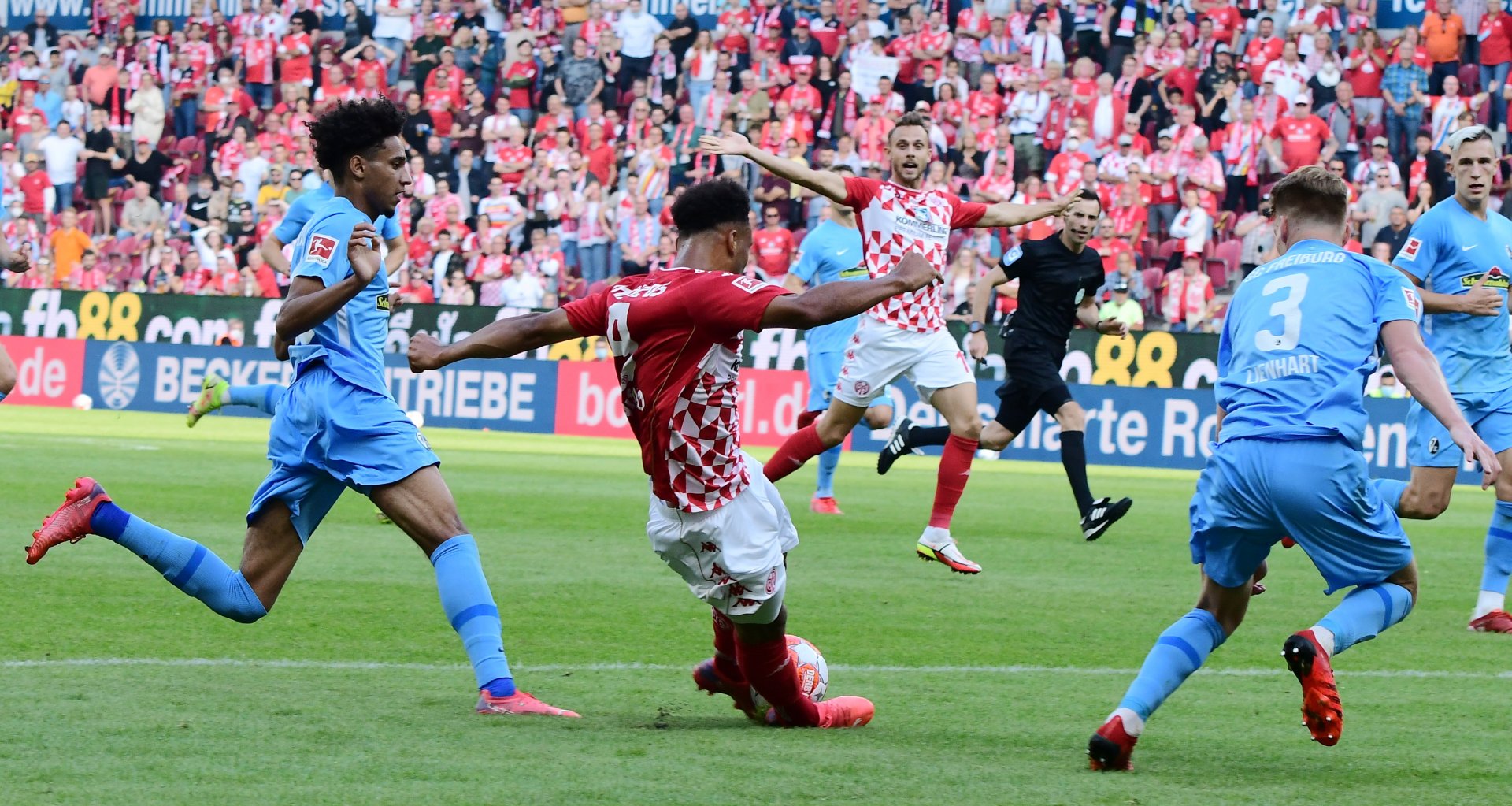 Das hätte gefährlich werden können, doch Karim Onisiwo rutschte am Ende einer schönen Einzelaktion mit dem Standbein weg, der Ball flog deutlich oben links am Freiburger Tor vorbei…