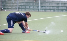 Voller Körpereinsatz, das zeichnet Alexander Hemmersbach bei seinen Standards für den TSV Schott aus. Auch, wenn es das Spiel beim Rüsselsheimer RK nicht mehr rettete, halfen seine Tore in der Schlussphase, die Niederlage erträglicher zu gestalten.