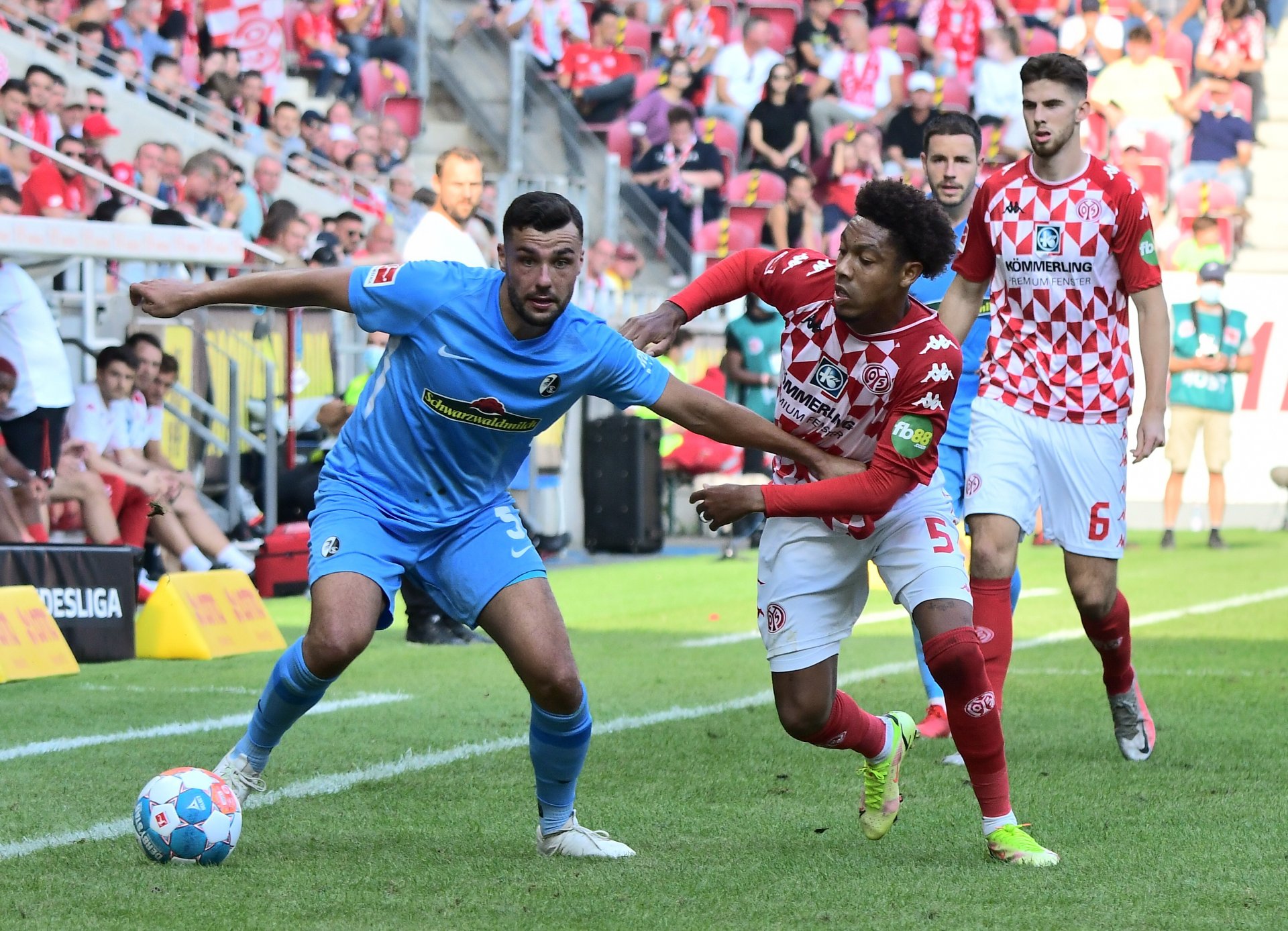 Jean-Paul Boëtius (r.) hatte kurz vor der Pause dafür gesorgt, dass sich SC-Keeper Flekken bewegen musste, ansonsten nahm die Quote seiner gelungenen Anspiele im Verlauf der Partie ab.