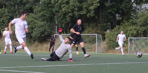 Jacob Roden  erzielt im Derby gegen den VfB Bodenheim das 1:1 für die TSG.