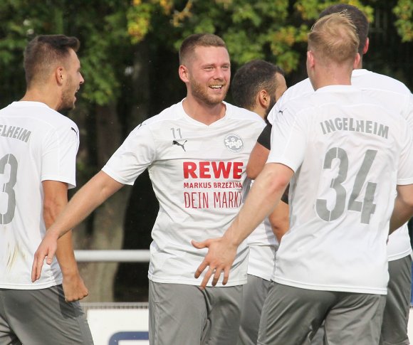 Pascal Missal (Mitte) traf gegen die Fontana vom Elfmeterpunkt und leitete damit wie Wende in der unplanmäßig begonnenen Partie ein.  