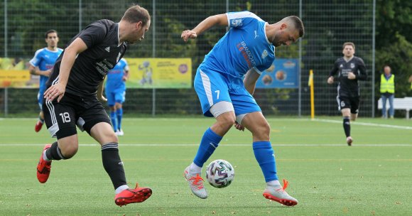 Der Erlöser: Ognjen Vulic (r.) erzielte zum 1:2 gegen den SV Gimbsheim (l. Kevin Siebert) den ersten Saisontreffer für Fortuna Mombach