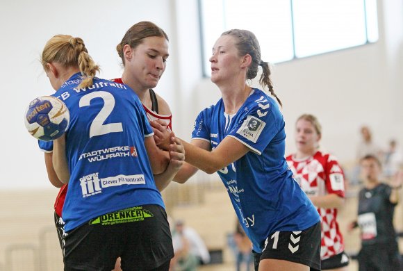 Ausgebremst Melanie Grawe (2.v.l.) und Jill Reuter (Hintergrund) werden der 05-Zweiten für längere Zeit wegen Verletzungen fehlen, die sie sich im Heimspiel gegen den 1. FC Köln zuzogen.