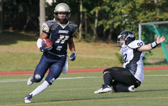 Wide Receiver Jermaine Stützel brachte den Ball (l.) zweimal in die Endzone...