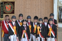Mit Schärpen und der Standarte des Regionalverbands kehrten die Reiterinnen des RFV Gonsenheim von der Landesmeisterschaft in Fußgönheim zurück.